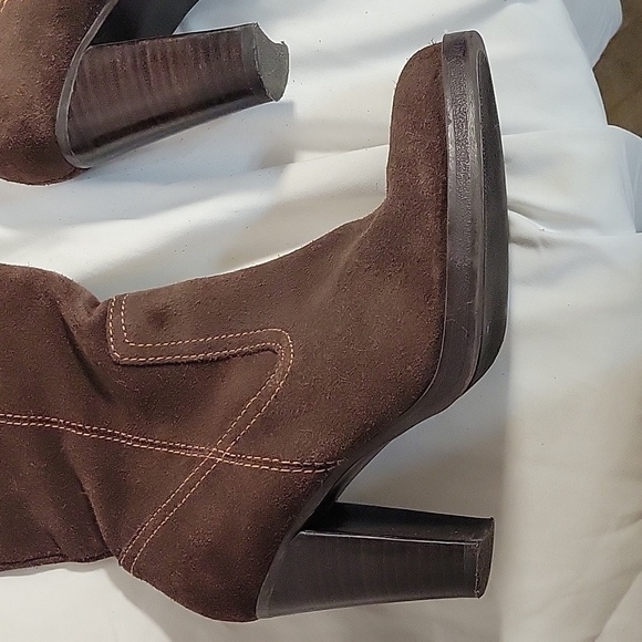 KAYA Brown Knee-High Suede Heeled Boot Side Zippers Stacked Wood Heel - Picture 4 of 9
